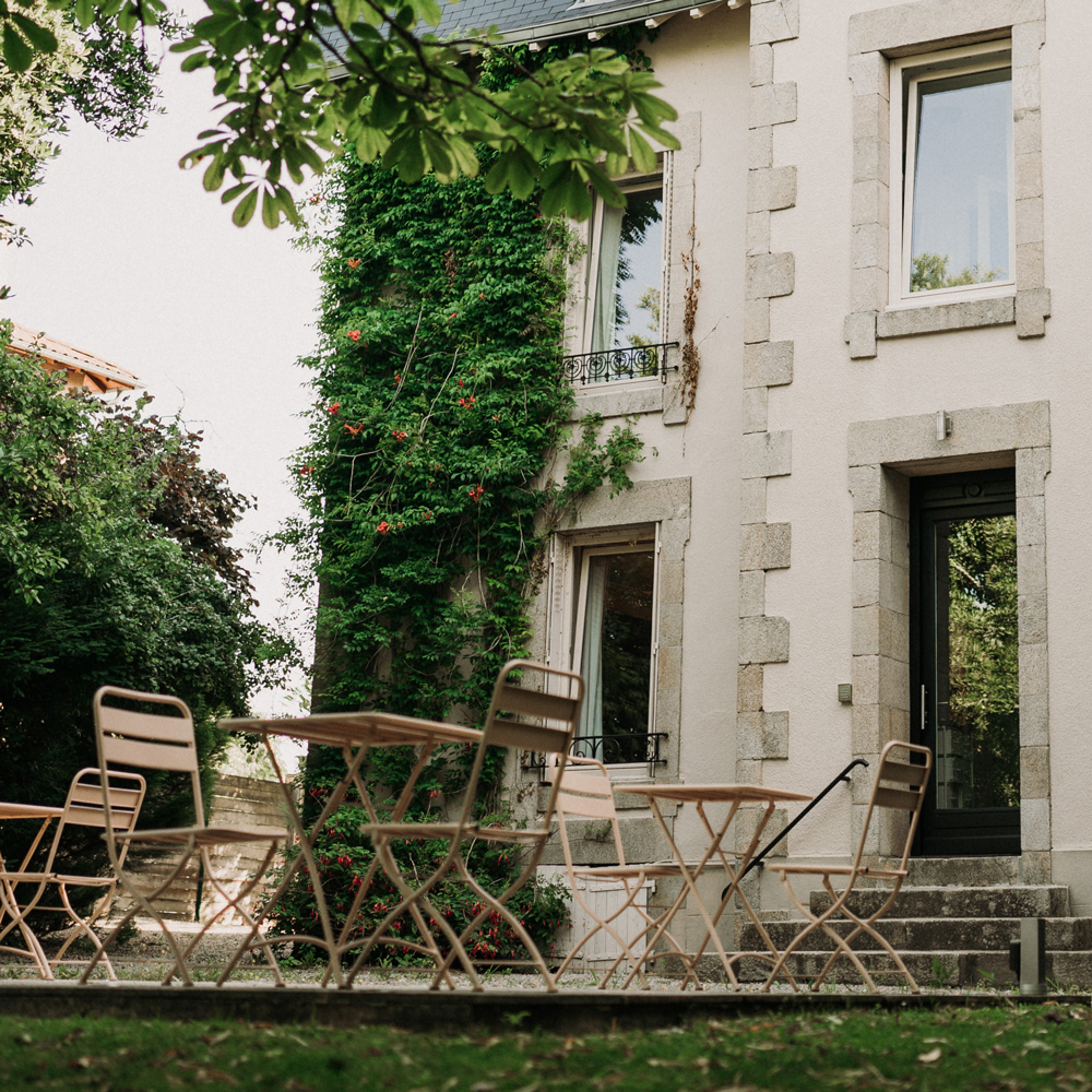 maison-durieux-chambres-hotes-luxe-limoges-cours-terrasse-jardin-intime-relaxation-detente-bien-etre-experience-unique